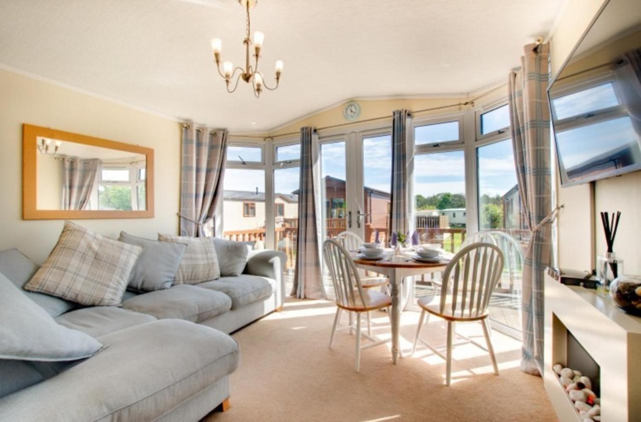 Stunning 3-Bed Hot Tub Lodge Northumberland Felton  Экстерьер фото